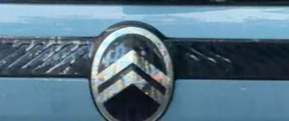 Urnebesna naljepnica na automobilu u Hrvatskoj