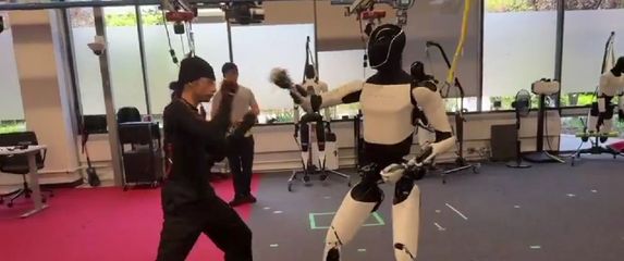 Optimus pokazuje kung fu poteze