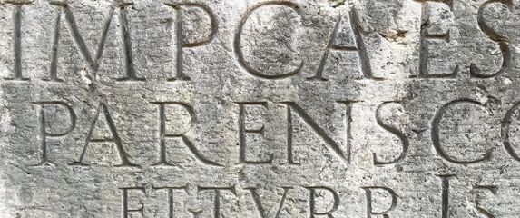 Nadgrobna ploča na latinskom, ilustracija