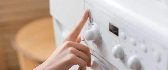 Žena pali perilicu rublja