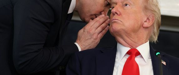 Marco Rubio došaptava važne vijesti Donaldu Trumpu