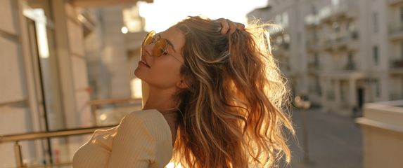 Djevojka s lijepom kosom