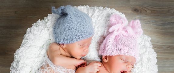 Novorođeni dječak i djevojčica