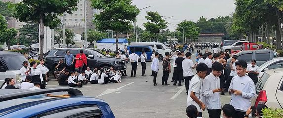 Ljudi na ulici nakon što je potres pogodio Filipine