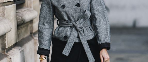 Kratki kaputi izgledaju sjajno uz traperice