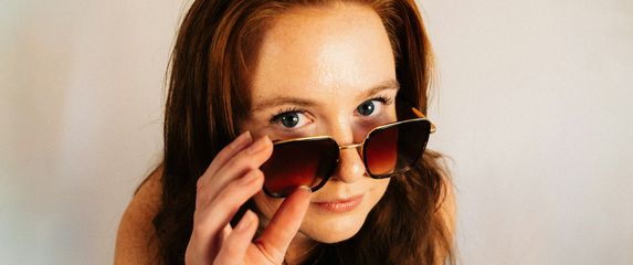 Sumnjičava djevojka