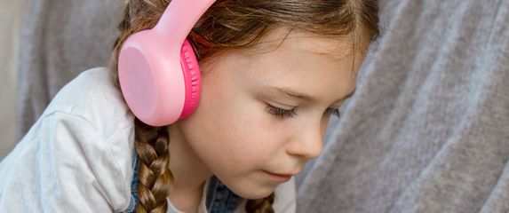 Djeca provode nevjerojatno puno vremena s mobitelom u rukama