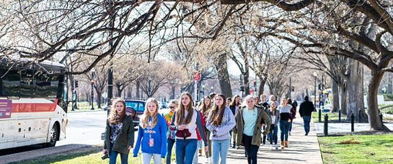 Učenici na izletu, ilustracija