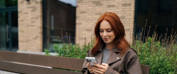 Djevojka u kožnoj jakni