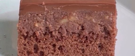 Čokoladni kolač s jabukama