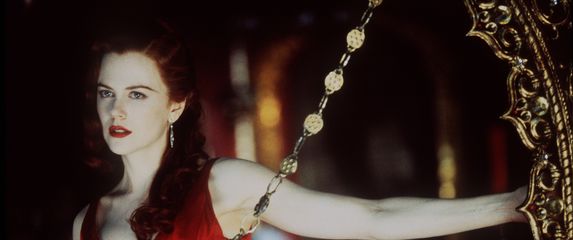 Nicole Kidman kao Satine u nezaboravnoj crvenoj satenskoj haljini u filmu 'Moulin Rouge!' - 4