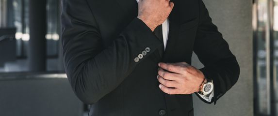 Muškarac popravlja kravata