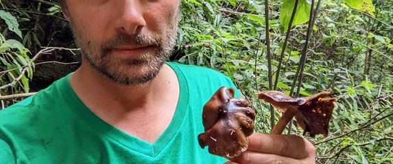 Bryn Dentinger drži par gljiva u ruci