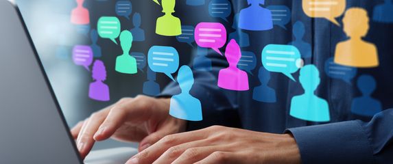 Muškarac na chatu na laptopu, ilustracija