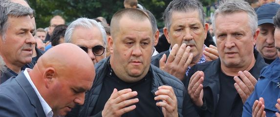 Dino Bešlić na pogrebu oca - 1