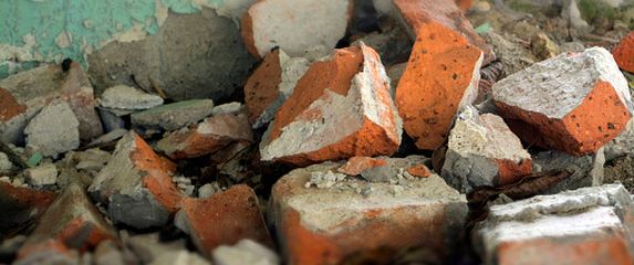 Urušen zid, ilustracija