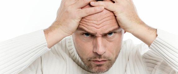 Muškarac koji žustro razmišlja o kvizu