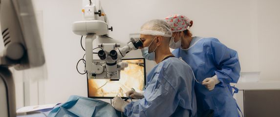 Liječnici provode zahtjevan operativni zahvat, ilustracija