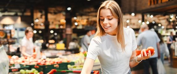 Žena kupuje povrće