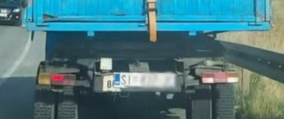 Kamion s urnebesnim natpisom u okolici Šibenika