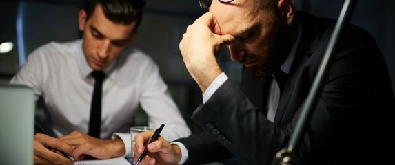 Muškarci koji rješavaju ispit i razmišljaju