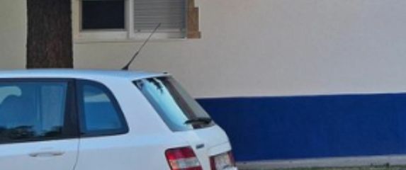 Kuća s fasadom u bojama hrvatske zastave