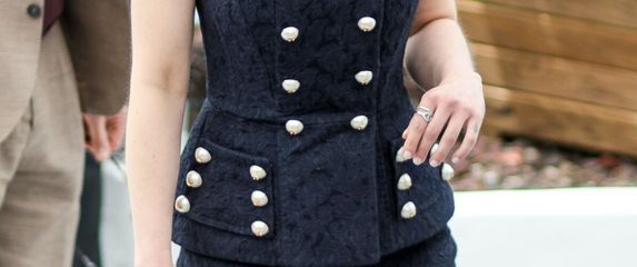 Peplum prsluk vizualno oblikuje struk