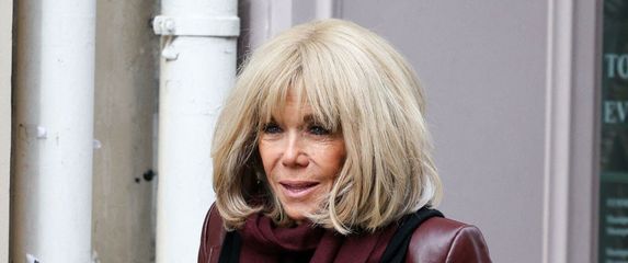 Brigitte Macron u trapezicama i čizmama s blok petom - 5