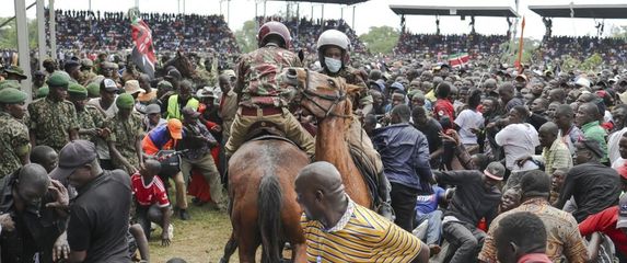 Kaos na komemoraciji popularnom oporbenom političaru u Keniji, Railu Odingu