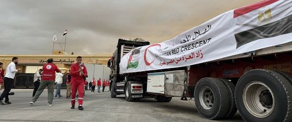 Humanitarna pomoć čeka ulaz u Pojas Gaze na prijelazu Rafah