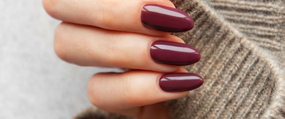 Bordosmeđa manikura jesenski je hit