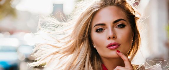 Samopouzdana lijepa djevojka