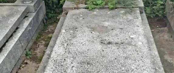 Slika oglasa za prodaju grobnog mjesta s pogreškom u pisanju