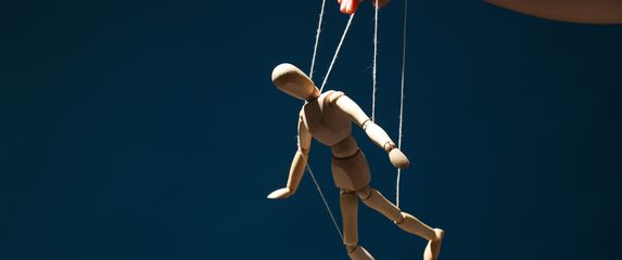 Moć toksičnih ljudi leži u riječima koje zvuče bezazleno, a u pozadini nose manipulaciju, krivnju ili emocionalnu kontrolu