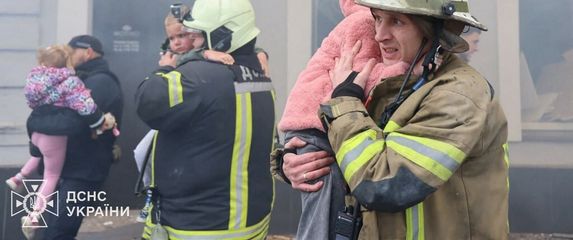 Vatrogasci spašavaju djecu iz pogođenog vrtića