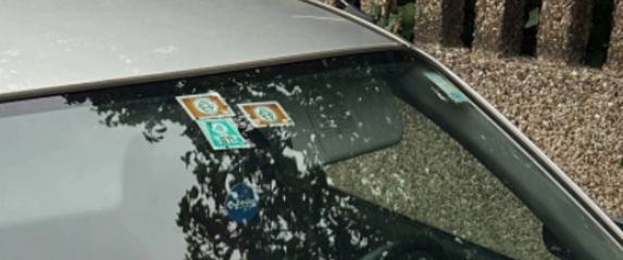 Automobil s nekolicinom kazni za parkiranje