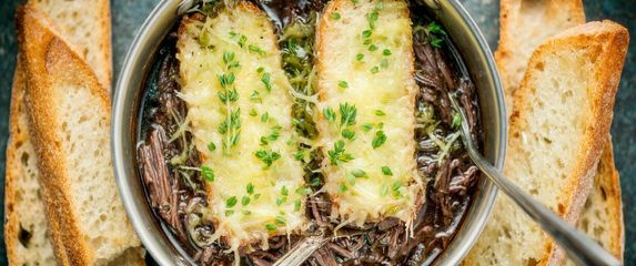 Sporo pečena junetina sa zapečenim sirom