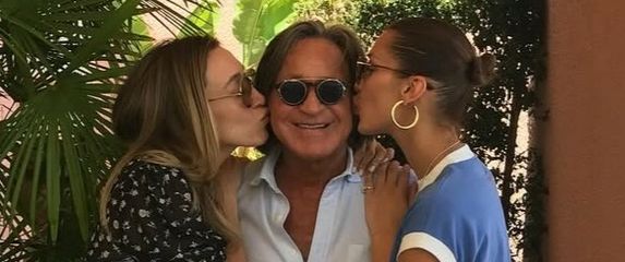 Alana i Bella Hadid s tatom