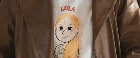 Majice s likom Lole Daviet nosili su njezin brat i majka