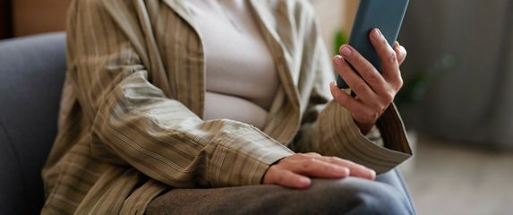 Ilustracija; Audio knjiga na mobitelu