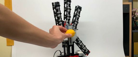 Robotska ruka od Lego kockica