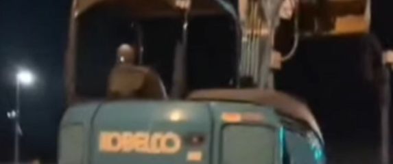 Bager ostavljen u neobičnoj pozi