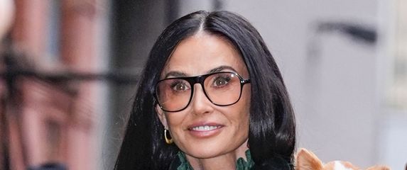 Demi More u čizmama s platformom i baršunastom kompletu Saint Laurent - 4