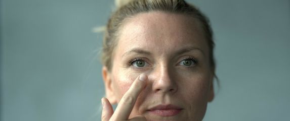 Zadovoljna recenzije: Čitateljice su isprobale kremu za instant korekciju vrećica ispod očiju