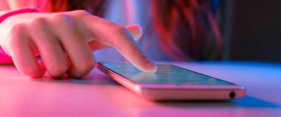 Djevojčica gleda mobitel, ilustracija