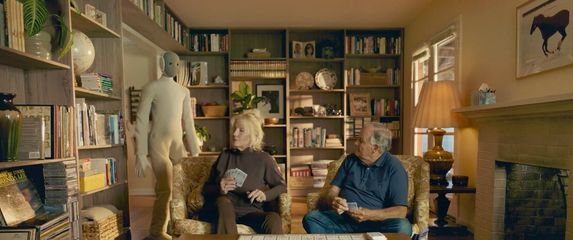 Robot Neo u kući s vlasnicima