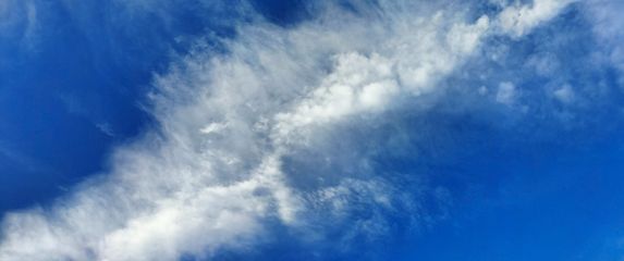 Raspršeni trag ispušnih plinova iz zrakoplova na nebu