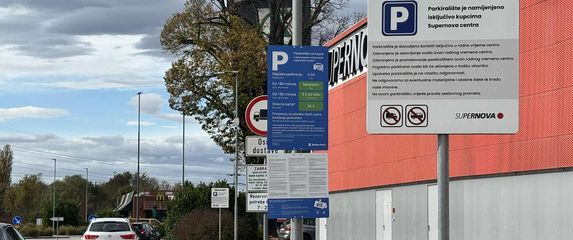 Obavijest o novom sustavu naplate parkinga postavljena na prilazu parkingu