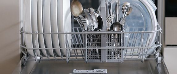 Kako se pravilno slaže pribor za jelo u perilicu?