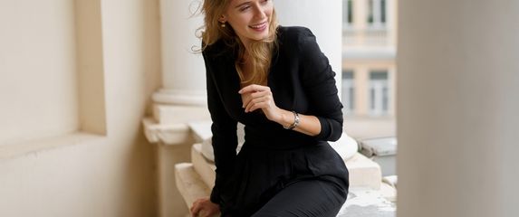 Žena u crnom outfitu